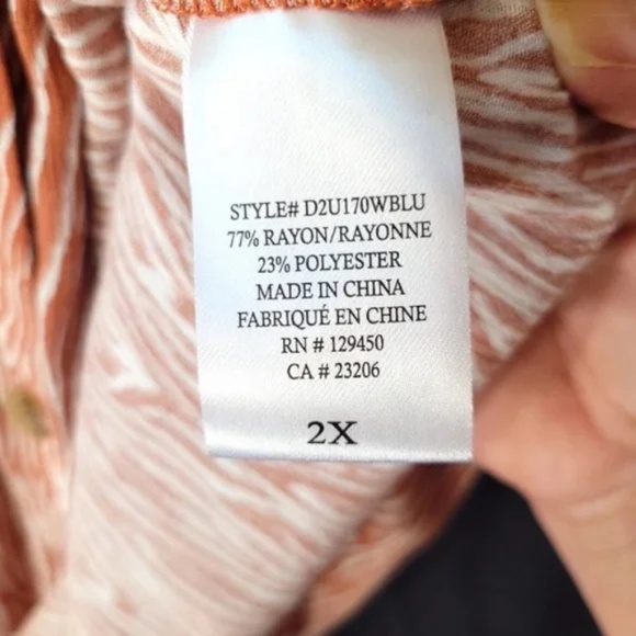 3/$25 Como Blu V Neck Button Down Top - Picture 11 of 12